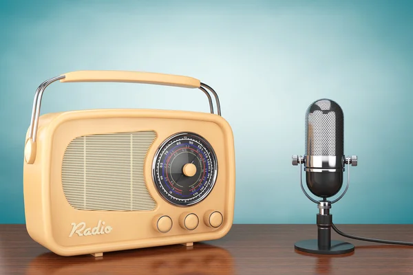 Retro-Radio und Vintage-Mikrofon — Stockfoto