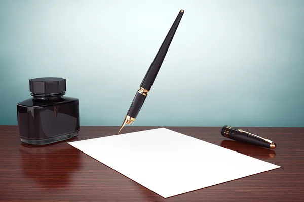 Photo à l'ancienne. Stylo plume avec bouteille d'encre et papier — Photo