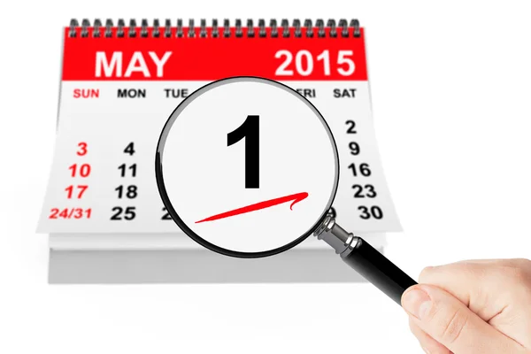 1 maj 2015 kalender med förstoringsglas — Stockfoto