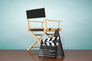 Eski stil fotoğraf. Yönetmen koltuğu, film Clapper ve megafon 