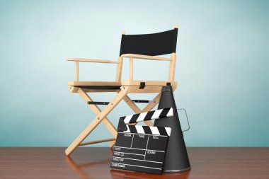 Eski stil fotoğraf. Yönetmen koltuğu, film Clapper ve megafon 