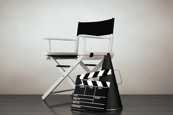 Stary styl zdjęcie. Krzesło reżysera, kino klakier i megafon — Zdjęcie stockowe