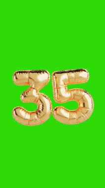 Sosyal Medya için 4k Çözünürlük Dikey Videosu: Yıldönümü Kutlaması Kavramı. Alfa Matte ile Yeşil Ekran Arkaplanı 'nda 35 Numara Şeklinde Parlak Altın Balon