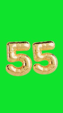 Sosyal Medya için 4k Çözünürlük Dikey Videosu: Yıldönümü Kutlaması Kavramı. Alfa Matte ile Yeşil Ekran Arkaplanında Yürüyen Elli Beş Numara Şeklinde Parlak Altın Balon