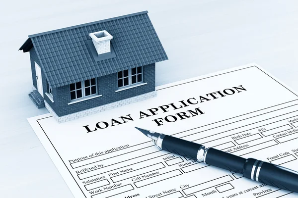 Formular de cerere de împrumut cu casă și stilou — Fotografie, imagine de stoc