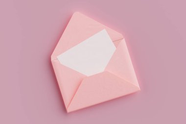 Aşk Mesajı Konsepti. Yumuşak pembe arka planda, içi boş bir kartın olduğu pembe bir zarf. 3d Hazırlama