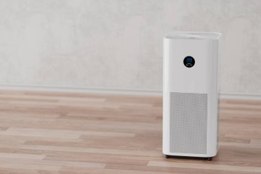 Temiz Hava Kalite Güvencesi Konsepti. Modern Beyaz Hava Arındırıcı Minimum Oturma Odasında Tahta zemin ve Tarafsız Duvar Arkaplanı ile duruyor. 3d Hazırlama