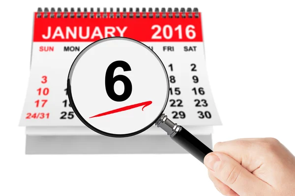 Θεοφάνεια ημέρα έννοια. 6 Ιανουαρίου 2016 ημερολόγιο με μεγεθυντικό φακό σε — Φωτογραφία Αρχείου