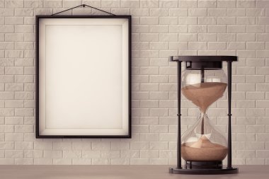 Boş çerçeve ile tuğla duvar önünde Vintage kum kum saati