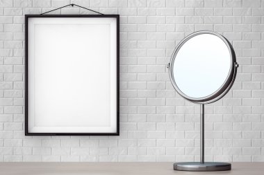 Krom makyaj aynanın önünde boş çerçeve ile tuğla duvar