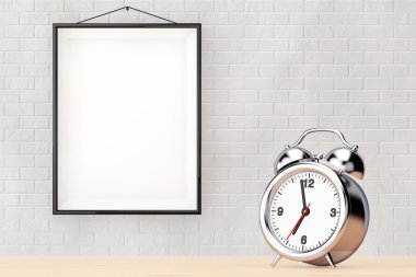 Boş çerçeve ile tuğla duvar önünde eski çalar saat