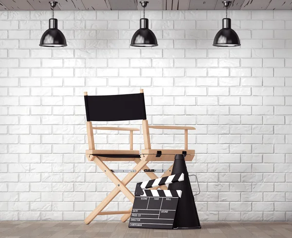 Director Chair, Movie Clapper e Megaphone na frente de Brick Wa — Fotografia de Stock