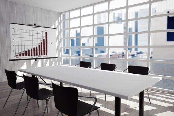 Projektionsfläche, Tisch und Stühle im Büro — Stockfoto