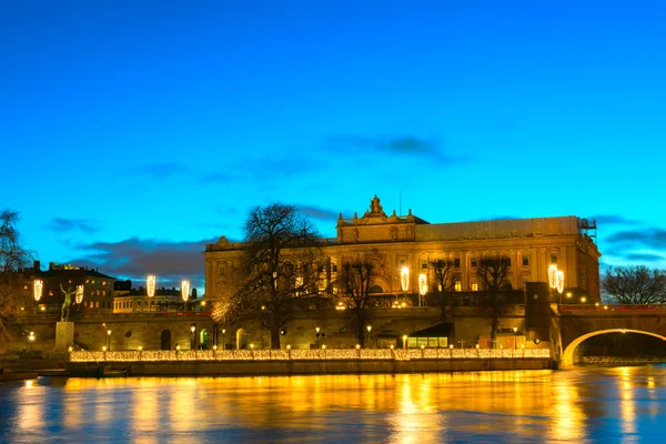 Rijksdag gebouw en norrbro brug in de avond, stockholm, Zweden — Stockfoto