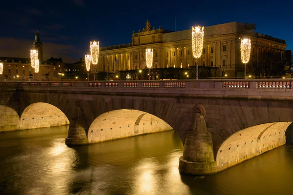 夜には、ストックホルム、スウェーデンの riksdag 建物と norrbro 橋 ストック写真