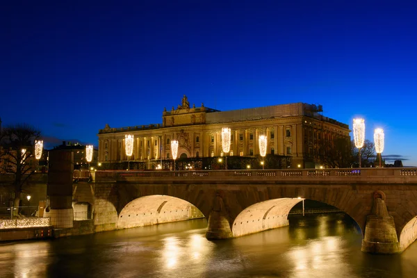 Edificio Riksdag e ponte Norrbro la sera, Stoccolma, Svezia Immagini Stock Royalty Free