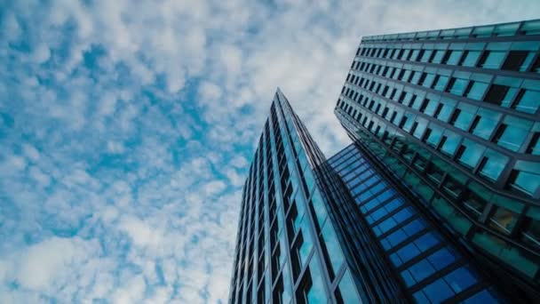 Nubes reflejadas en vidrio rascacielos — Vídeos de Stock