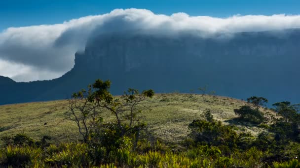 Berg en wolken — Stockvideo