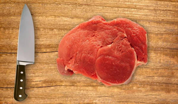 커팅 보드와 흰색 절연 신선한 고기에 칼  