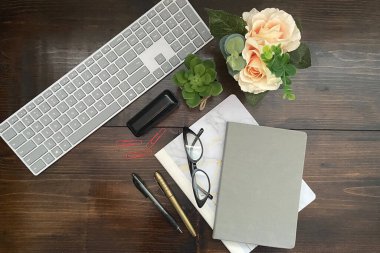 Siyah günlük ve güllerle ahşap arkaplan