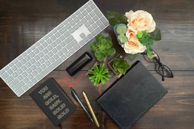 Siyah günlük ve güllerle ahşap arkaplan