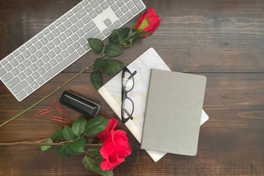 Siyah günlük ve güllerle ahşap arkaplan