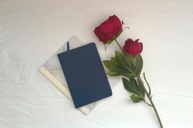 Boş kitap kapağı ve çiçekli beyaz arkaplan