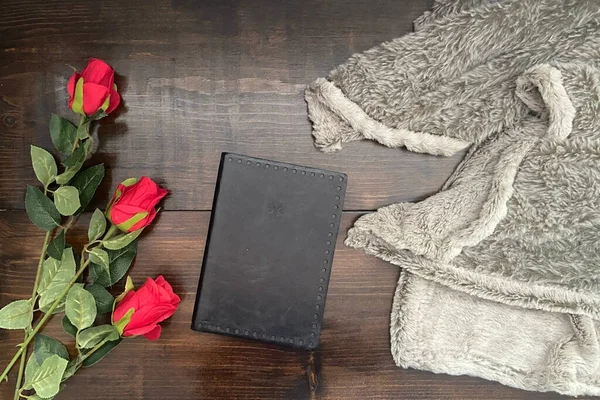 Fond Bois Avec Journal Noir Roses — Photo