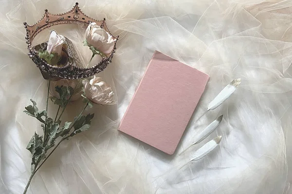 Fondo Ensueño Con Libro Blanco Plumas Con Corona Fondo Rosa —  Fotos de Stock