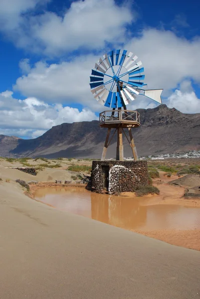 Famara ビーチ、ランサローテ島の近くの風車します。 — ストック写真