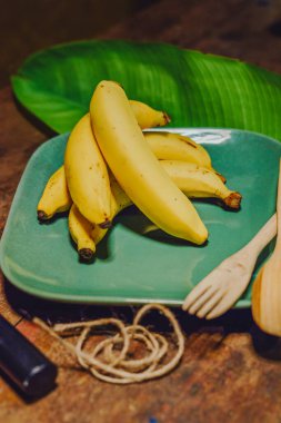 Tropik meyve muzları mutfağa yerleştirilir.