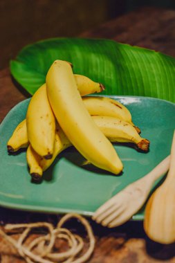 Tropik meyve muzları mutfağa yerleştirilir.