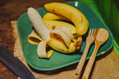 Tropik meyve muzları mutfağa yerleştirilir.