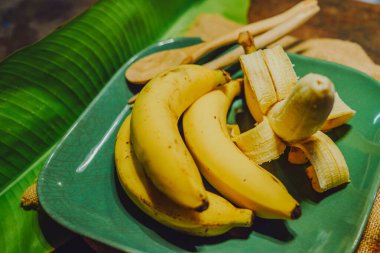 Tropik meyve muzları mutfağa yerleştirilir.