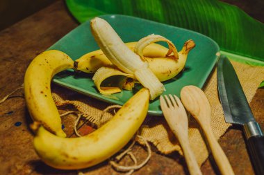 Tropik meyve muzları mutfağa yerleştirilir.