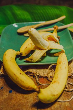 Tropik meyve muzları mutfağa yerleştirilir.