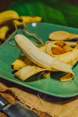 Tropik meyve muzları mutfağa yerleştirilir.