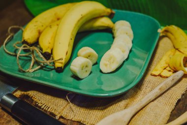 Tropik meyve muzları mutfağa yerleştirilir.