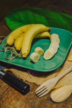 Tropik meyve muzları mutfağa yerleştirilir.