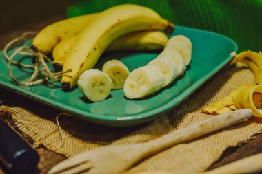 Tropik meyve muzları mutfağa yerleştirilir.