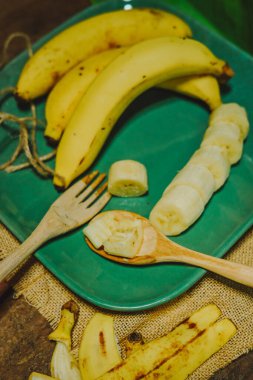 Tropik meyve muzları mutfağa yerleştirilir.