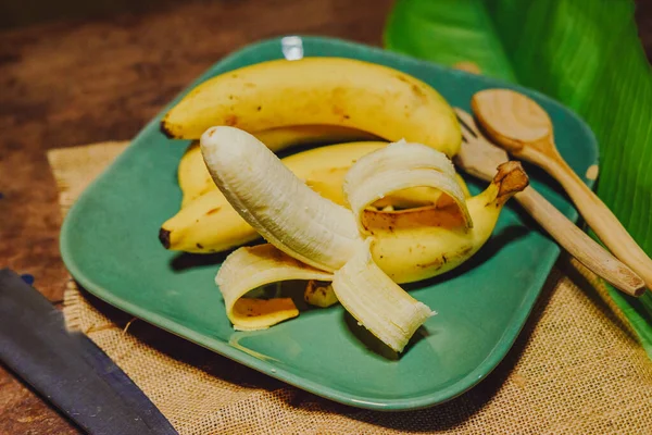 Tropik meyve muzları mutfağa yerleştirilir.