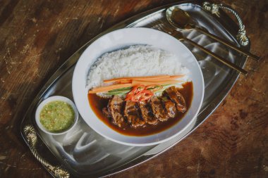 Beyaz pirinç ve soslu sığır güveci.