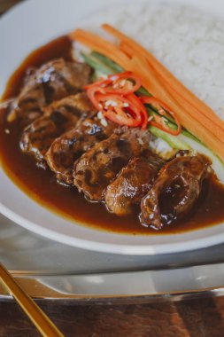 Beyaz pirinç ve soslu sığır güveci.