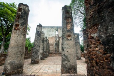 Wat Si Chum 'da retro filtre efektli dev Buda heykeli Sukhothai tarihi parkı, Tayland