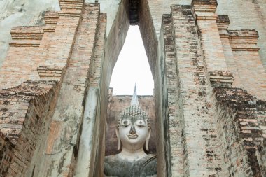 Wat Si Chum 'da retro filtre efektli dev Buda heykeli Sukhothai tarihi parkı, Tayland
