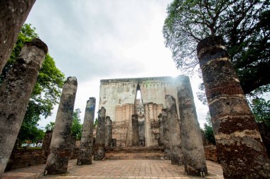 Wat Si Chum 'da retro filtre efektli dev Buda heykeli Sukhothai tarihi parkı, Tayland