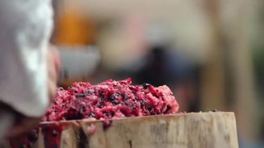 Baharatlı kıymalı domuz salatası pişiriyorum.