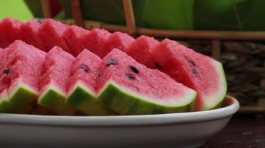 Karpuz dilimleri ahşap mahsul arka planında