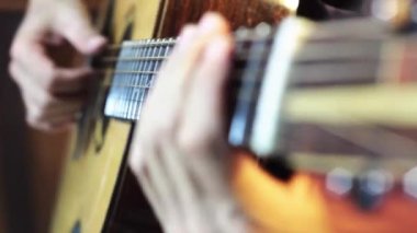 Gitar çalma pratiği. Gitar çalan yakışıklı gençler.